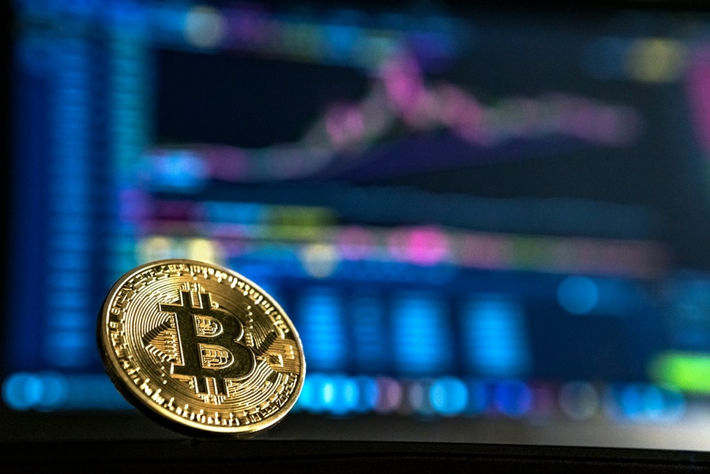 Биткоин и Эфириум монеты